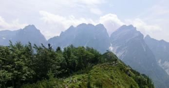 La cresta del Dosso Nadei. Sullo sfondo, da dx., MonteVacalizza, Cima dei Vieres e Monte Turlon.