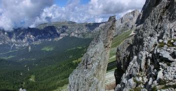 Caratteristico spuntone roccioso scendendo al Rifugio A. Fronza