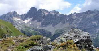 La dorsale Costabella – Cima dell’Uomo. Da sx: Cima dell’Uomo, Punta del Ciadin, Cima delle Vallate, Forcella del Ciadin, Sasso di Costabella e Cima di Costabella