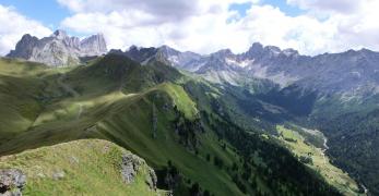 La cresta del Buffaure e la Valle di San Nicolò. Sullo sfondo, la Marmolada e i sottogruppi Costabella - Cima dell’Uomo
