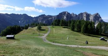 I Piani di Buffaure. Sullo sfondo, il Gruppo della Vallaccia