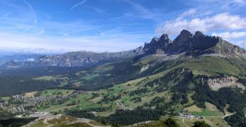 La Val d’Ega salendo al Pulpito del Latemar. Sulla dx, la Roda de Vael