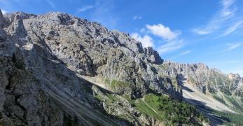 Il Col Cornon. Sullo sfondo, i Campanili del Latemar e la Punta della Chiesa