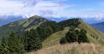 La cresta del Monte Santo e, sullo sfondo, il Monte Tomatico