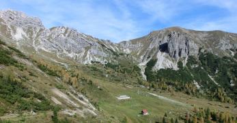La conca del Bivacco Pramaggiore. Sullo sfondo, il Monte Pramaggiore e il Monte Rua