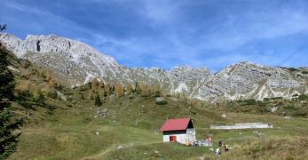 La conca del Bivacco Pramaggiore con il Gruppo del Pramaggiore sullo sfondo