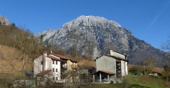 L’abitato di Alcheda. Sullo sfondo, il Monte Raut