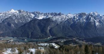 Il Lago di Centro Cadore. Sullo sfondo il Gruppo degli Spalti di Toro