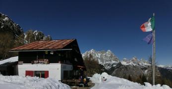 Il Rifugio Antelao. Sullo sfondo, le Marmarole
