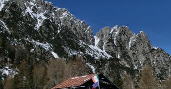 Il Rifugio Antelao. Sullo sfondo, le Crode de S. Piero