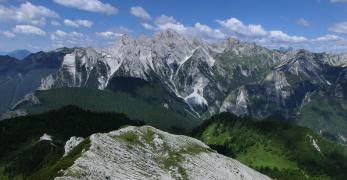 L’anticima del Monte Ferrara e, sullo sfondo, la Cima dei Preti