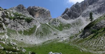 Il Cadin della Meda. Sullo sfondo, Forcella della Meda