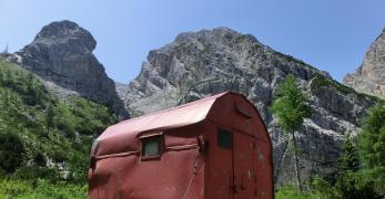 Il Bivacco Anita Goitan. Sullo sfondo, il Cimon delle Tempie, Forcella Savalon e Monte Cornaget