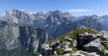 La vetta de Le Cime. Sullo sfondo, il Civetta