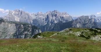 I Prati sommitali della Prima Pala di San Lucano. Sullo sfondo, il Civetta