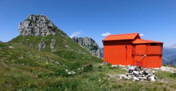 Il Bivacco Bedin. Sullo sfondo, le Cime
