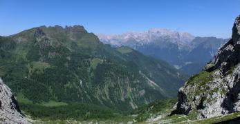 L’ Alta Valle del Torcol. Sullo sfondo, Cima e Lastei di Pape e la Marmolada