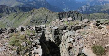 Resti di postazioni lungo la Cresta di Cima Bocche
