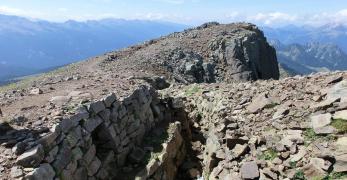 Resti di postazioni lungo la Cresta di Cima Bocche