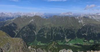 La Valle di San Pellegrino e la Catena dei Monzoni. Sullo sfondo, il Catinaccio e il Sassolungo