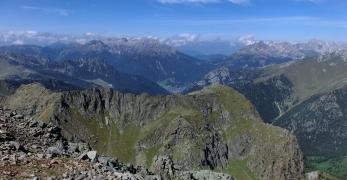 La Cresta del Gronton da Cima Bocche. Sullo sfonodo, il Passo Costalunga con i Gruppi del Catinaccio e del Latemar