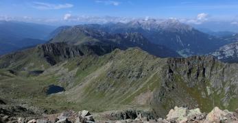 I Laghi di Lusia contornati dalle Creste del Gronton, delle Mandre e la Cima di Laste’