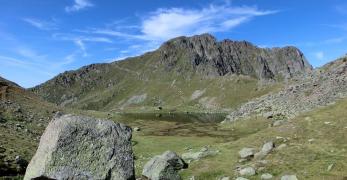 La conca del Lago Inferiore di Lusia. Sullo sfondo, la Cresta delle Mandre e Cima di Laste’