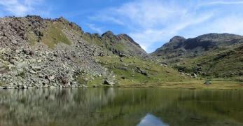 Il Lago Inferiore di Lusia. Sullo sfondo, la Cresta del Gronton e Cima Bocche