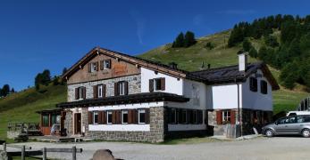 Il Rifugio Lusia al Passo di Lusia