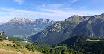 La Val di Fassa da Le Cune. Sulla dx, Punta di Valacia e, sullo sfonodo, il Catinaccio