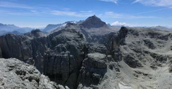 Il Piz Boe’, il Pizzo del Lago Gelato e Pizza Longata. Sullo sfondo, Punta Srauta
