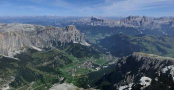 La Val Gardena. Sullo sfondo, il Gruppo di Fanes con il Sasso della Croce e il Piz della Varela