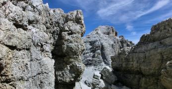 Scendendo in Val de Tita. Sullo sfondo, il Pisciadu’