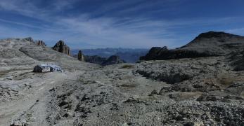 Il pianoro del Rifugio Boe’. Sullo sfondo, il Bech e il Dente de Mesdi’