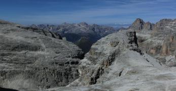Il Valon del Fos. Sullo sfondo, il Sassolungo e il Catinaccio