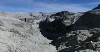 Il Valon del Fos. Sullo sfondo, l’Altipiano delle Mesules e il Col Alton