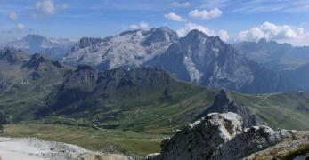 Il Passo Pordoi, la Catena del Padon e la Marmolada. Sullo sfonodo, il Civetta e le Pale di San Martino