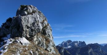 La vetta del Monte Zelo. Sullo sfondo, lo Schiara