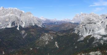 La Valle Agordina. Sullo sfondo, il Passo Duran