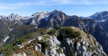L’antecima del Monte Zelo. Sullo sfondo, Talvena e Spiz di Mezodi’
