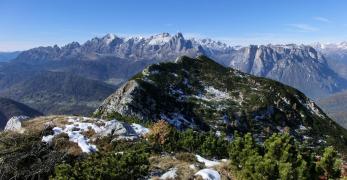 Il Corno de Val. Sullo sfondo, il Gruppo dell’Agner e le Pale di San Lucano