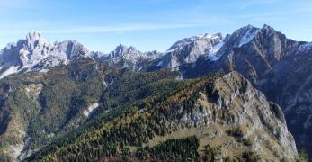 La cresta del Valaraz. Sullo sfondo, da dx, Talvena, Spiz di Mezzodi’ e Castello di Moschesin