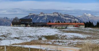 Malga Campon. Sullo sfondo, il Monte Coppolo