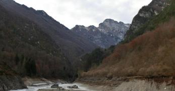 Il ripiano di Selis alla confluenza del Canal Grande e Canal Piccolo di Meduna. Sullo sfondo, il Monte Dosaip