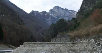 I ruderi di Selis. Sullo sfondo, il Monte Dosaip