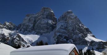 Casolare presso Malga Fiorentina. Sullo sfondo, il Monte Pelmo
