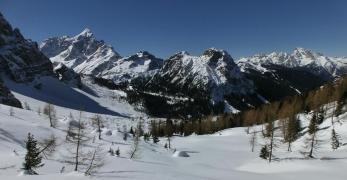 La Val Fiorentina. Sullo sfondo, i Monti Civetta, Crot e la Marmolada