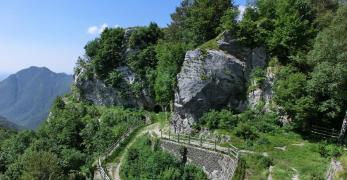 La mulattiera che sale alla batteria esterna del Forte di Monte Festa