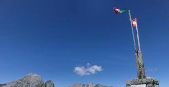 Il Cippo sulla vetta del Freikofel. Sullo sfondo, Pal Piccolo, Creta di Collinetta, Creta di Collina, Gamskofel e Mooskofel