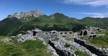 Il Trincerone Italiano sulla vetta del Freikofel. Sullo sfondo, il Monte Polinik